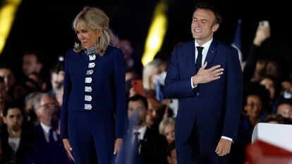 Brigitte y Emmanuel Macron celebran la reelección.