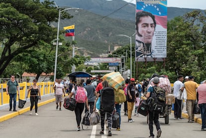 Varias personas cruzan el Puente Internacional Simón Bolívar en la frontera de Colombia con Venezuela, en Cúcuta, el 25 de septiembre de 2022.