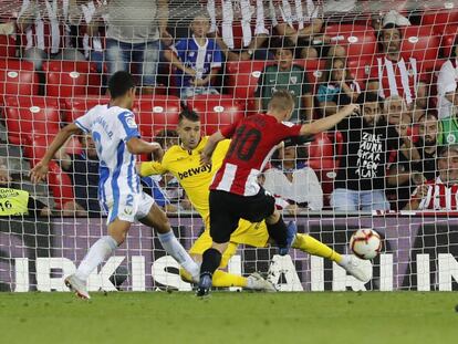Muniain marca el segundo gol del Athlético ante Juanfran y Cuéllar.