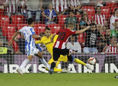 Muniain marca el segundo gol del Athlético ante Juanfran y Cuéllar.