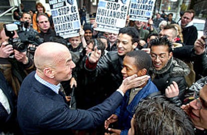 Pim Fortuyn se enfrenta a algunos de sus detractores tras un acto electoral en Rotterdam el pasado mes de marzo.