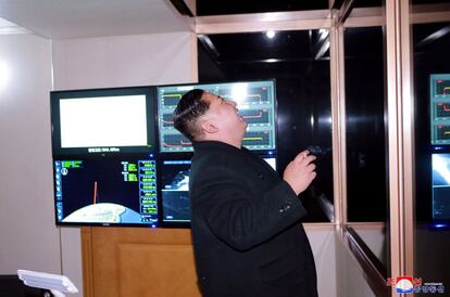 Kim Jong-un tras el lanzamiento del misil Hwasong-15, su misil intercontinental más potente hasta el momento, que podría alcanzar cualquier punto de Estados Unidos. 