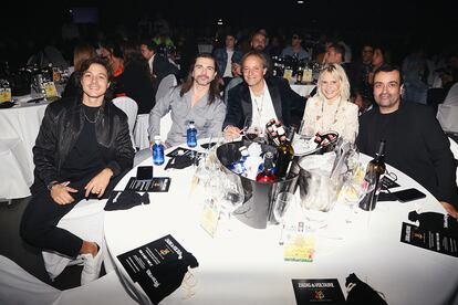 Juanes compartió mesa con Eugenia Martínez de Irujo y su marido, Narcís Rebollo, presidente de Universal Music para España y Portugal. Al lado de la duquesa de Montoro estaba Tony Sánchez, director de LOS40.