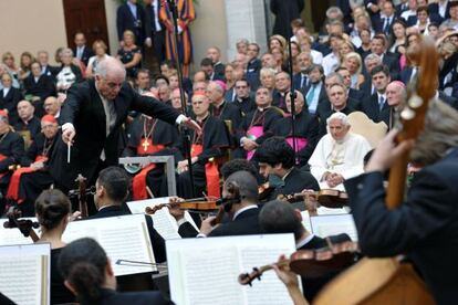 Daniel Barenboim dirige su orquesta en Castel Gandolfo ante el Papa