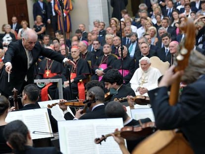 Daniel Barenboim dirige su orquesta en Castel Gandolfo ante el Papa
