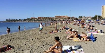 Turistas en la Playa de los Cristianos, en el sur de Tenerife.  