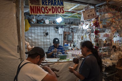 Puesto de restauración de niños Dios.
