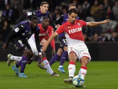 Ben Yedder marca de penalti ante el Toulouse.