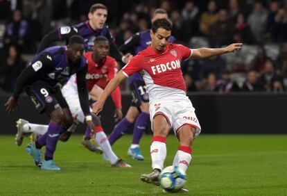 Ben Yedder marca de penalti ante el Toulouse.