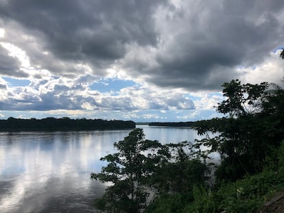 Vista de una isla sobre el río Pastaza desde Sharamentsa, Ecuador.