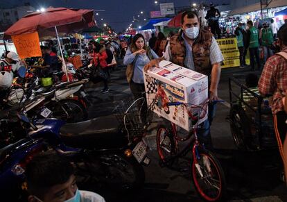 Un tianguis en el centro de Ciudad de México, en enero.