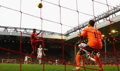 Sturridge marca el tercer gol del Liverpool al Swansea.