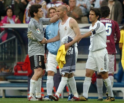 Zinedine Zidane es abrazado por Iker Casillas, en su último partido en el estadio Bernabéu antes de su retirada, en 2006.