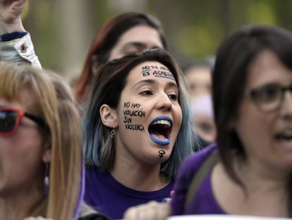 Manifestantes en Madrid tras la sentencia del caso La Manada. 