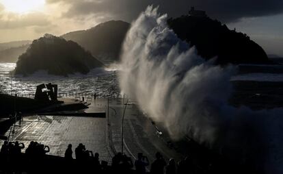 Una gran ola rompe en el Paseo Nuevo de San Sebastián.