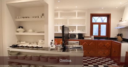 Amplia y completamente equipada cocina del chalé. Captura de un video promocional de Sauber Real State. 