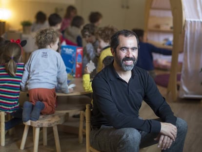 Eduard Vallory en el colegio público Congrés Indians, en el barrio barcelonés de La Sagrera.