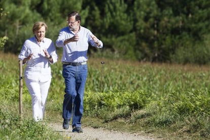 Rajoy and Merkel near Santiago de Compostela on Sunday.