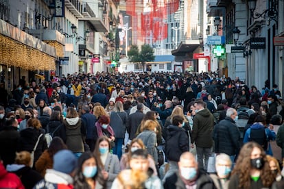 Calles centricas llenas por las compras de Navidad.