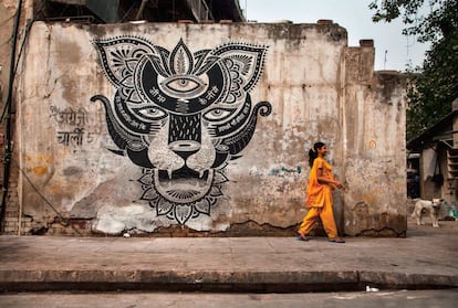 Mural realizado en Nueva Delhi, India, en febrero de 2015. Los miembros del colectivo Boa Mistura se sirvieron del imaginario de la India para realizar la obra: los tres ojos de Shiva, presente, pasado y futuro coronados por una flor de loto, símbolo de la pureza; la frase de Mahatma Gandhi "Vive como si fueras a morir mañana. Aprende como si fueras a vivir para siempre"; Ganesh, dios de la Inteligencia y la sabiduría; el plumaje del Pavo Real, dios de la guerra; el baobab, árbol de la vida…"Con este imaginario, tan presente en India, construimos la imagen del Tigre, símbolo de la victoria sobre cualquier fuerza. Tatuándolo en este viejo rincón de Delhi".