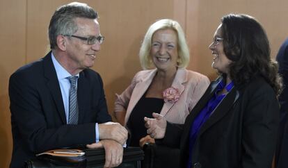 De izquierda a derecha, el ministro de Interior, la ministra de Educación, y la ministra de Empleo, el 27 de agosto