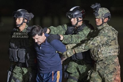 Joaquín 'El Chapo' Guzmán, conducido por militares mexicanos antes de ser transportado a la prisión de alta seguridad en la que fue recluido el pasado viernes.