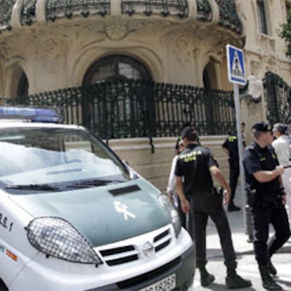 La Guardia Civil vigila las inmediaciones de la SGAE el pasado viernes en Madrid.