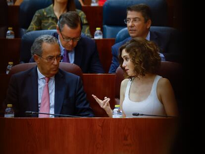 La presidenta regional, Isabel Díaz Ayuso, conversa con el vicepresidente, Enrique Ossorio, durante el pleno que este jueves celebra la Asamblea de Madrid.