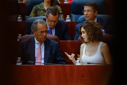 La presidenta regional, Isabel Díaz Ayuso, conversa con el vicepresidente, Enrique Ossorio, durante el pleno que este jueves celebra la Asamblea de Madrid.