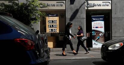 Dos mujeres caminan, la semana pasada, frente a una casa de cambio en Ciudad de México.