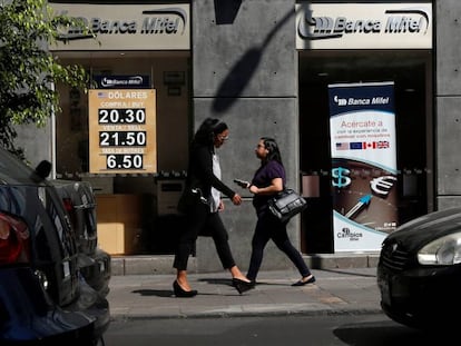 Dos mujeres caminan, la semana pasada, frente a una casa de cambio en Ciudad de México.