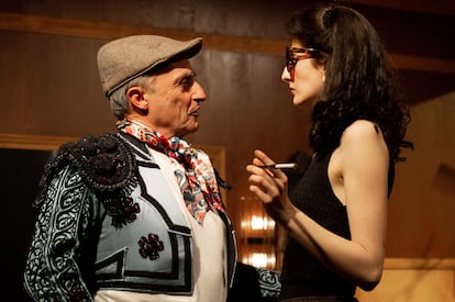 Pepe Viyuela y Mar Calvo en una escena de 'El barbero de Picasso', de Borja Ortiz de Gondra, en el Teatro Español.