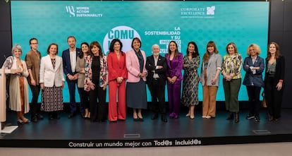 Foto de familia de los representantes de las organizaciones participantes en la presentación de la guía.