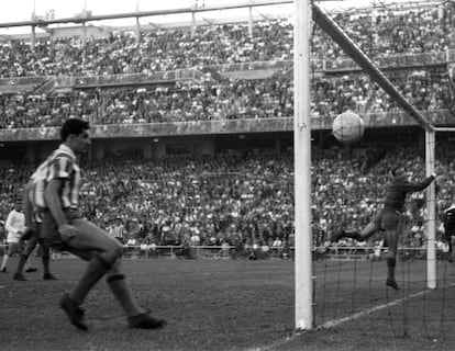 Un córner botado por Puskas supera a Madinabeytia.