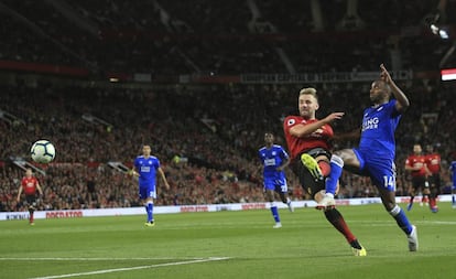 Luke Shaw, a la izquierda, remata para marcar el segundo gol del Manchester United.