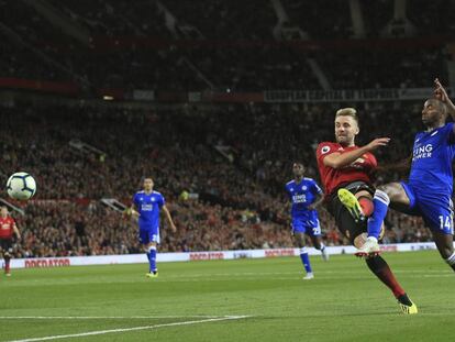 Luke Shaw, a la izquierda, remata para marcar el segundo gol del Manchester United.