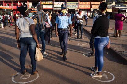 Cola en una estación de autobús en Kigali (Ruanda), el 4 de mayo.