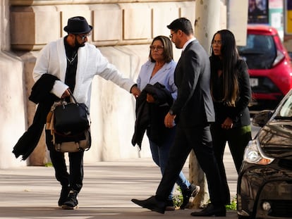 La madre de Dani Alves, en el centro, llega al Palacio de Justicia de Barcelona acompañada por su abogada y uno de sus hijos.
