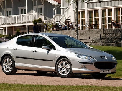 La línea y el diseño del Peugeot 407 priman la deportividad y rompen con el clasicismo estético de muchas berlinas de su tamaño.