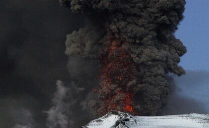 Erupción de lava y ceniza, hoy en el volcán de Eyjafjalla.