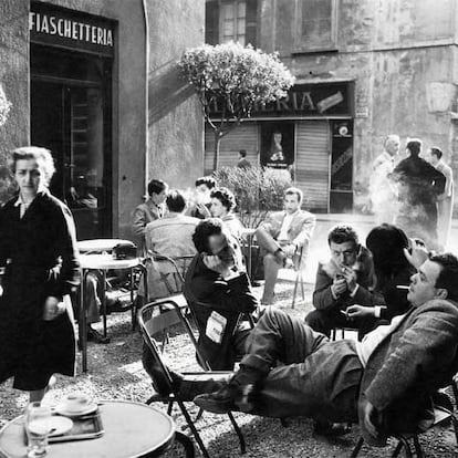 Antes de convertirse en el gran representante de la fotografía neorrealista, Ugo Mulas, (Italia, 1928-1973) empezó a estudiar Derecho en Milán. El ambientillo que se vivía en el  Bar Jamaica, un local cercano a la Academia de Bellas Artes de Brera en Milán, frecuentado por artistas, tuvo la culpa de que Mulas cambiara las leyes por las cámaras. Las primeras imágenes tomadas en el café le sirven para desarrollar después como era la periferia de la capital lombarda durante la primera parte de la década de los cincuenta del  siglo XX.