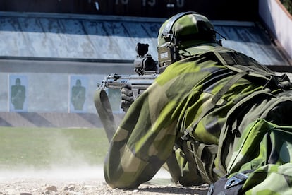 Un voluntario de la Guardia Nacional de Suecia, durante un entrenamiento militar en Gotland, el 5 de mayo.