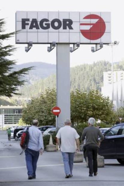 Varias personas caminan junto a la factoría de la empresa Fagor en la localidad guipuzcoana de Mondragón. EFE/Archivo