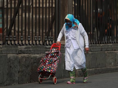Una mujer con mascarilla, en una calle de México.
