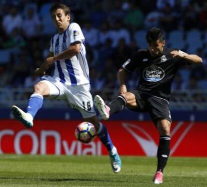 Oyarzabal, a la izquierda, disputa la pelota a Juanfran, del Deportivo.