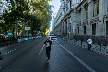 Un manifestante camina por el paseo del Prado este domingo, una vez suspendida la última etapa de la Vuelta. 