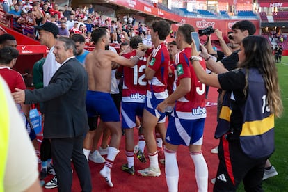 Los jugadores del Granada celebran el empate del Racing de Santander el fin de semana pasado.