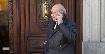 Jorge Fernández Díaz habla por teléfono en una imagen de archivo.