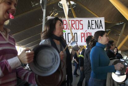 Trabajadores de AENA protestan en Barajas el pasado febrero.
