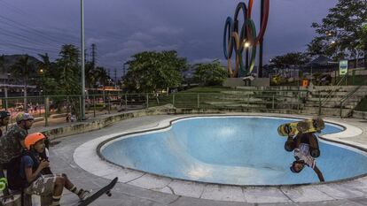 Los 'skaters' practican con su monopatín en el parque Madureira, un área de recreo de más de 90.000 metros cuadrados.